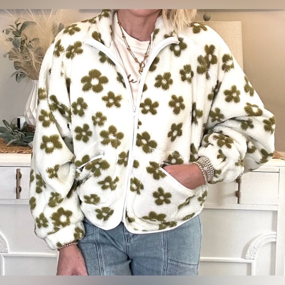 Green and cream Flower Sherpa Fleece Jacket size large like new